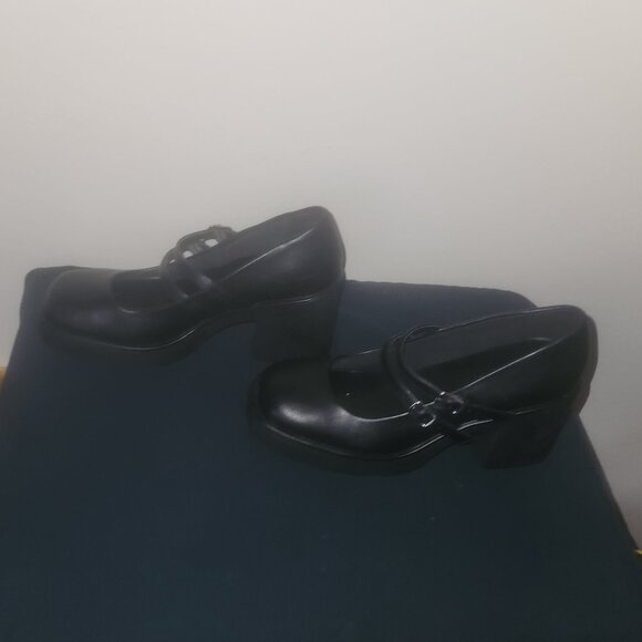 A pair of black Call It Spring Monroe Mary Jane pumps with a foot B.E.D size 8 - Picture 5 of 8